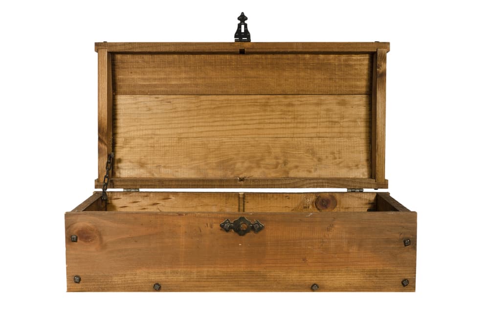 Rocía la prenda de esa persona con tu perfume por todos lados y métela a la caja o baúl de madera.