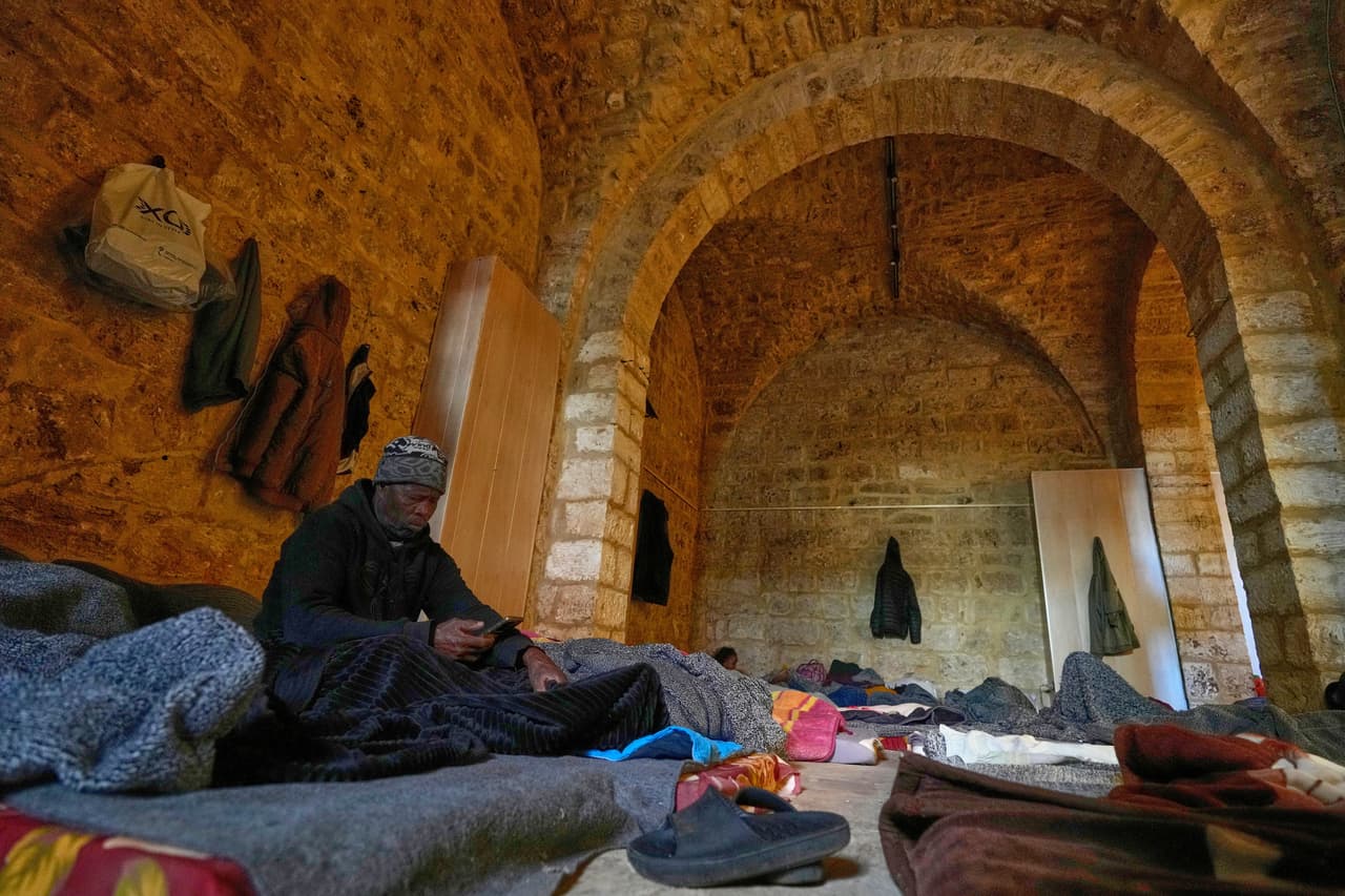 La Agencia Nacional de Noticias, de gestión estatal en Líbano, indicó que "el enemigo israelí lanzó un violento bombardeo" sobre los suburbios del sur de Beirut, donde Hezbolá ejerce el control.