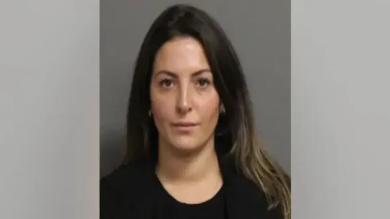 Acusan a empleada escolar de Connecticut por enviar fotos y videos indebidos a estudiante