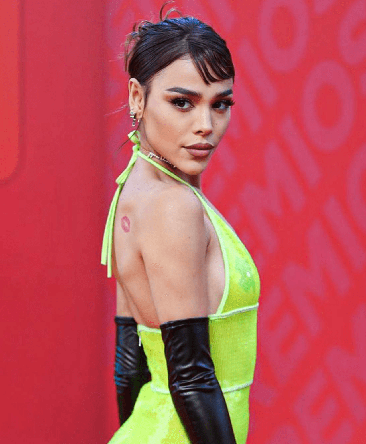 <h3 class="cms-H3-H3">Danna Paola </h3>
<br>
<br>
<a href="https://www.univision.com/musica/cantantes-que-comenzaron-sus-carreras-desde-ninos-fotos" target="_blank">La cantante mexicana </a>desfiló por la alfombra roja de los Premios Juventud 2022, con su sensual y transparente vestido verde fluorescente, la artista llevaba lencería negra que combinó con unos guantes largos.