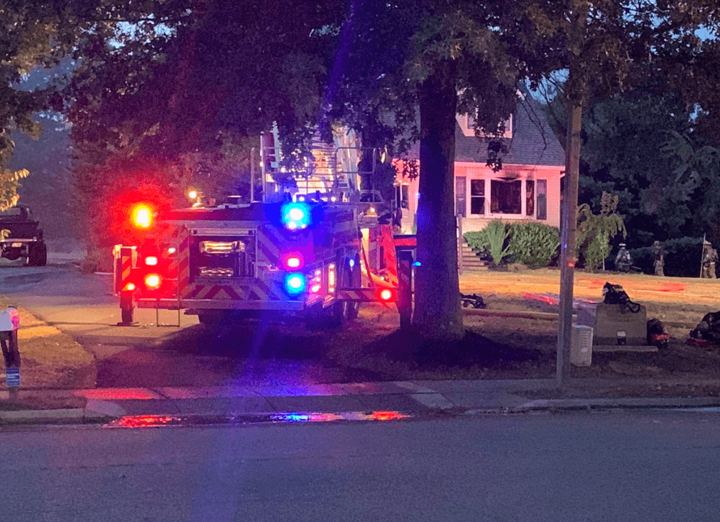 Bombero voluntario fuera de servicio rescata a vecino de casa en llamas