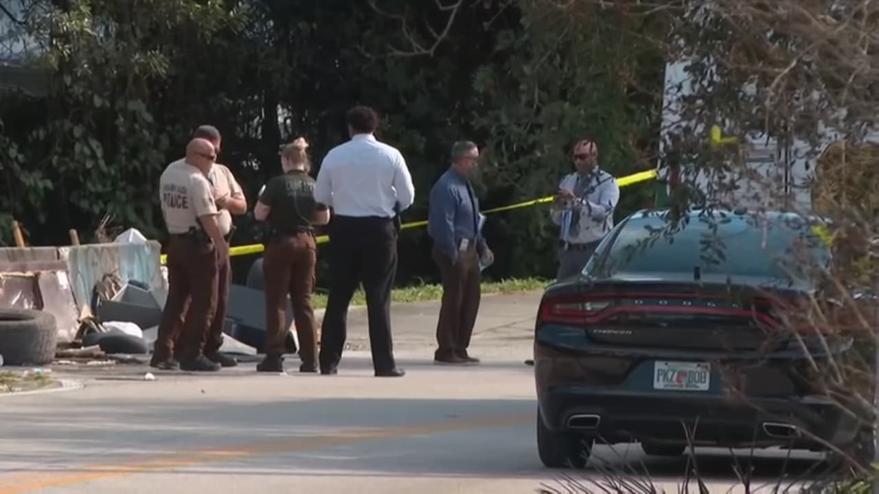 La policía de Miami-Dade y familiares del hombre
<a href="https://www.univision.com/local/miami-wltv/revelan-detalles-crimen-hombre-venezolano-hallado-asfixiado-miami-dade">revelaron escabrosos detalles de lo ocurrido. </a>