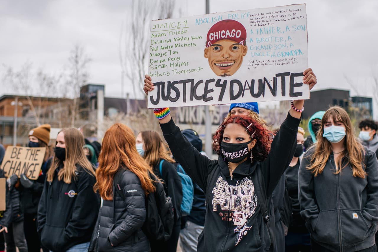 Desde que comenzó el juicio a fines de marzo, los maestros de las escuelas secundarias de Minneapolis se han esforzado por ayudar a los estudiantes a procesar las imágenes gráficas reproducidas en la sala del tribunal durate el juicio por la muerte de Floyd.