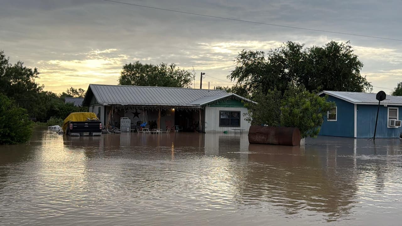 Vecindarios enteros han quedado bajo el agua esta mañana que, aunque ya no llueve, la corriente del Río Leona ha salido de su cauce, alcanzando vías lejanas al lecho del afluente.
