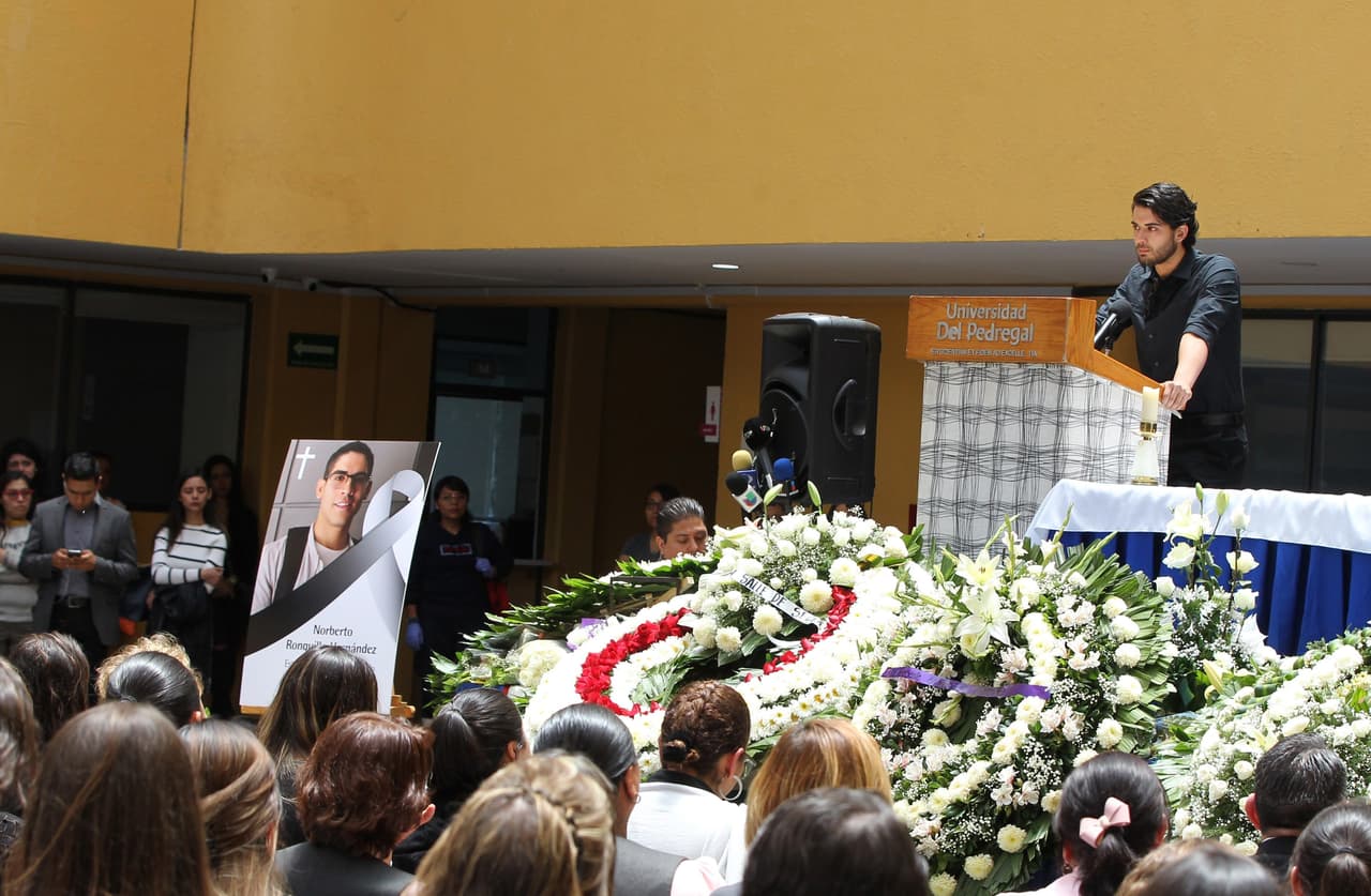 Familiares y amigos participan en una misa en memoria de Norberto Ronquillo, un joven estudiante de Mercadotecnia Internacional de la Universidad del Pedregal, en Ciudad de México.