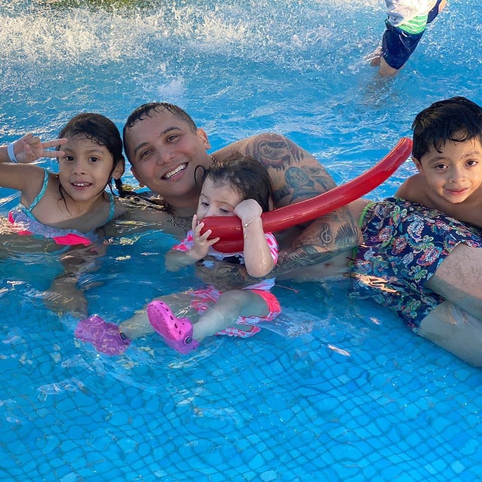 "He disfrutado cada detalle, amo a mis tres hijos por igual, aunque en total tenemos cinco", dijo Edwin Luna.