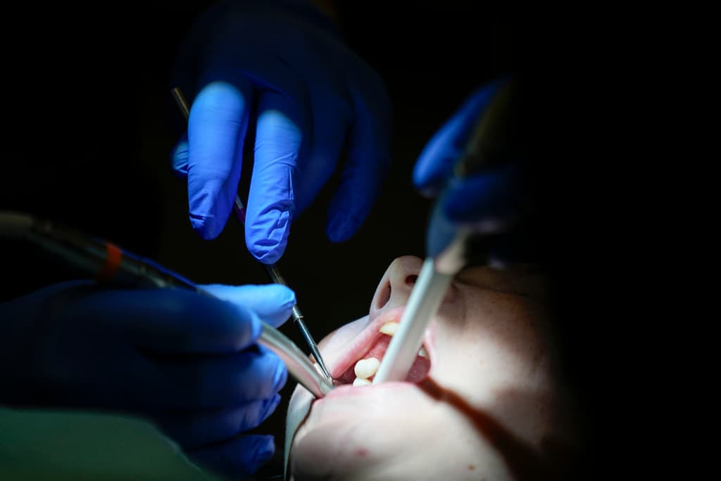 Detienen a dentista en Texas acusada de suministrar una dosis mortal de opioide a niña de 4 años que falleció en una consulta