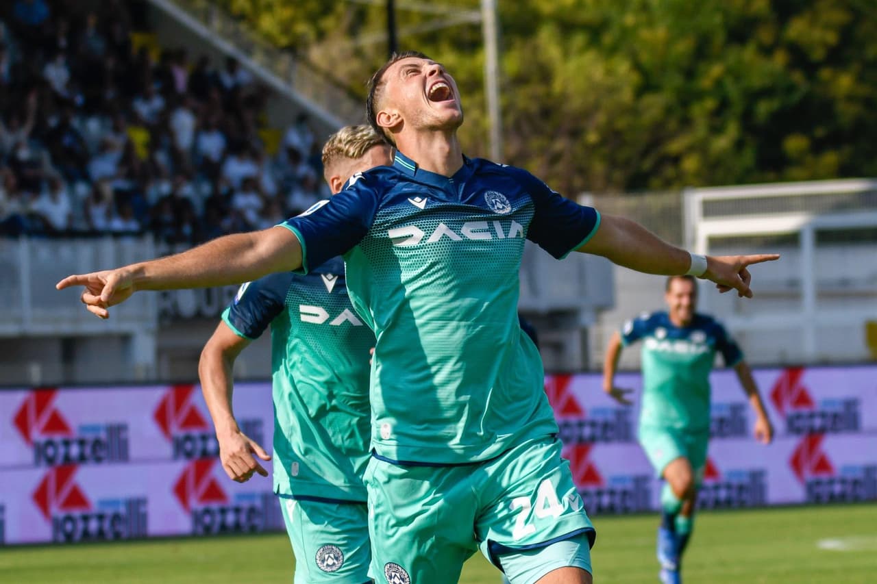 Udinese se lleva la victoria ya al final del partido contra Spezia tras la anotación deSamardzic al minuto 89', ganando 1-0 durante la Joranda 3 de la Serie A.