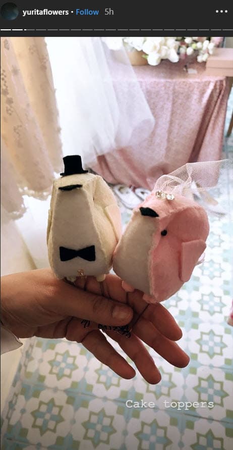 Aquí mostró las figuras que estarían en la cima del pastel.