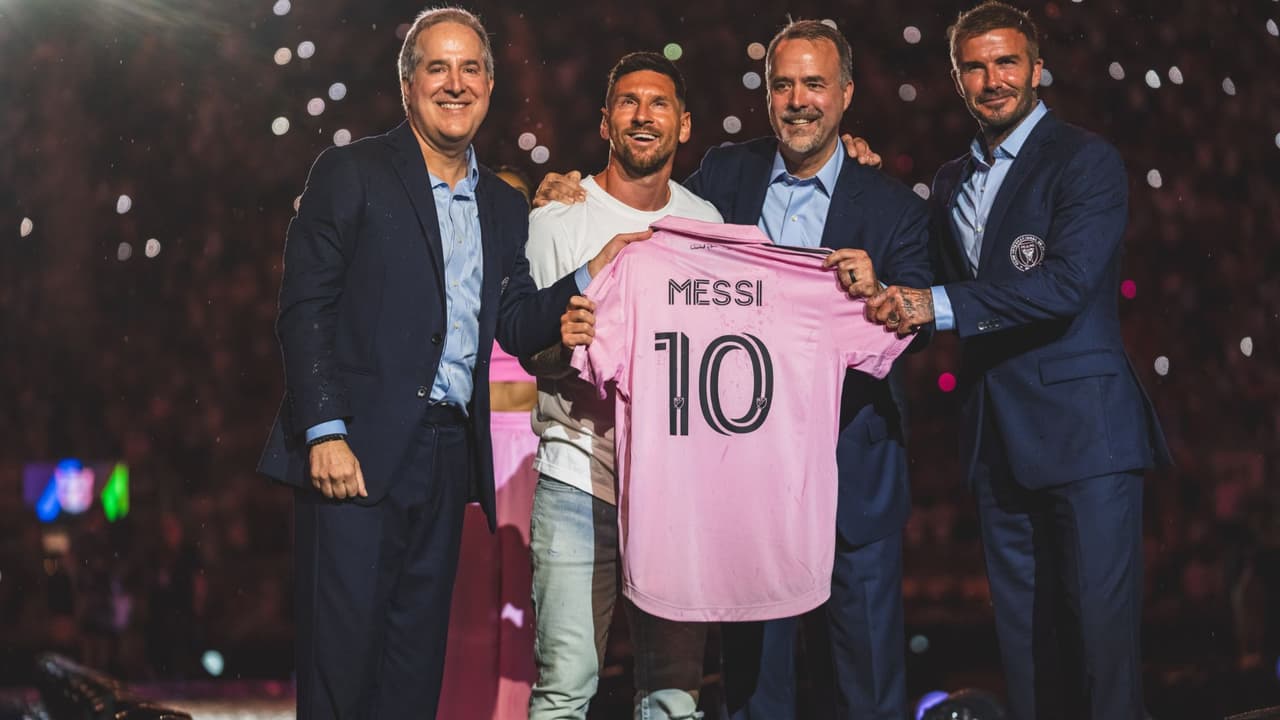 Los dueños del club Jorge Mas, José Ramón Mas y David Beckham, recibieron a Messi con la camiseta número 10 en el césped del DRV PNK Stadium. "Hemos cumplido nuestra promesa", dijo Jorge durante la presentación del argentino.
