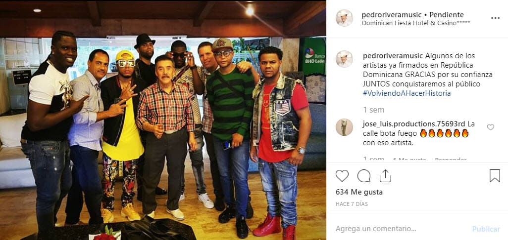 En su reciente viaje a República Dominicana firmó contrato con varios artistas, aunque no dio muchos detalles al respecto, en la imagen que publicó en Instagram para anunciarlo.