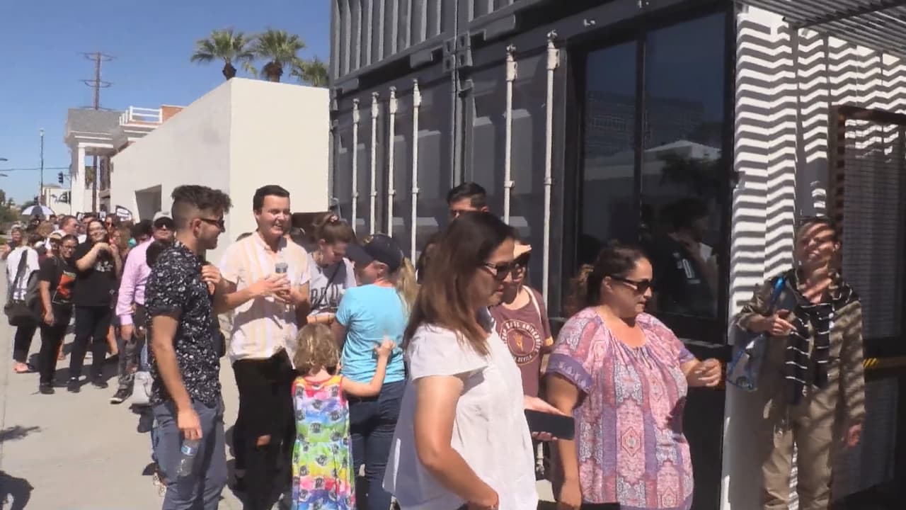 Después de su discurso muchas personas esperaron e hicieron fila para tomarse una foto con O’ Rourke.