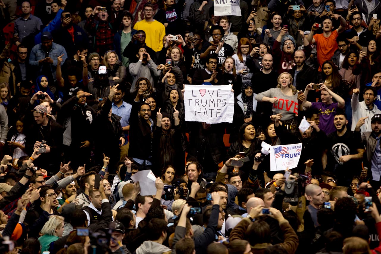 <b>La violencia detiene a Trump en Chicago</b>. La campaña republicana se ve obligada a cancelar un rally en la ciudad de los vientos. Grupos a favor y en contra del nominado por el Partido Republicano se encontraron en el evento y luego de cientos de arrestos se decidió posponer el evento. 11 de marzo de 2016.