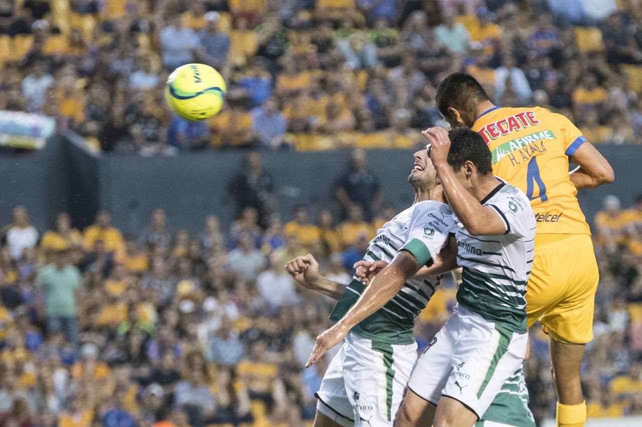 Al minuto 22 del primer tiempo, Hugo Ayala metió un cabezazo para anotar el 1-0 a favor de Tigres.