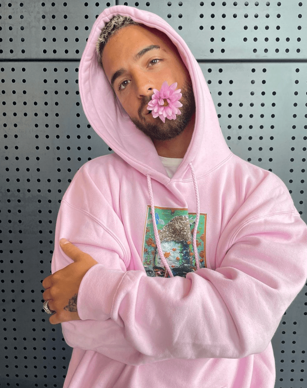 El ‘Papi Juancho’ comparte sus exclusividades con sus fans, por eso creo su propia tienda de ropa ‘Shop Maluma’ donde hay buzos y camisetas entre otros productos.