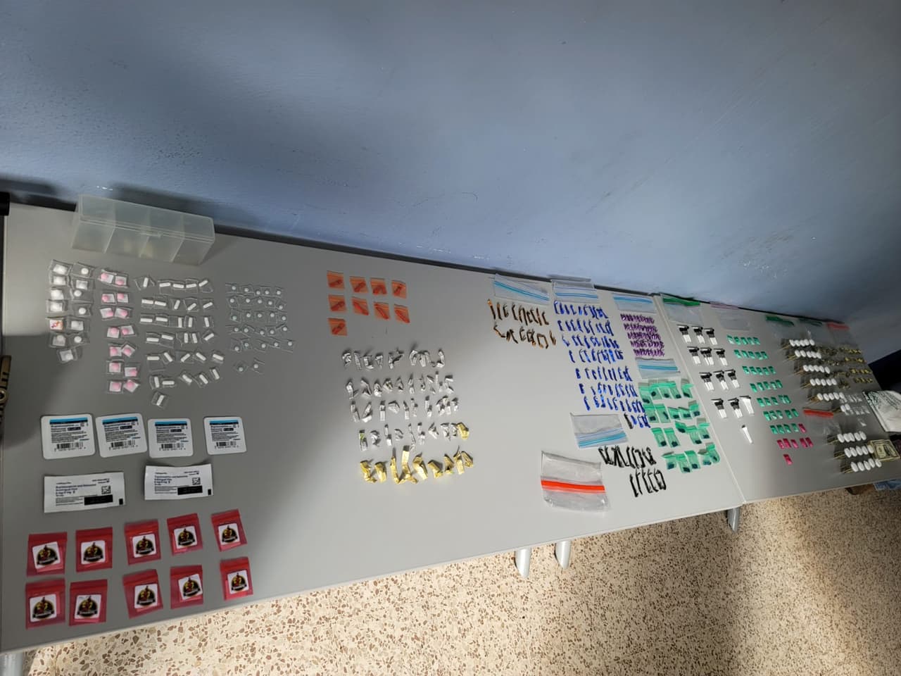 En el edificio 18 también arrestaron a
<b>Zabdiel Gómez Rivera </b>de 21 años. A este le ocuparon
<u style="color: rgb(0, 0, 0); font-family: "Century Gothic", sans-serif; font-size: 16px; font-style: normal; font-variant-ligatures: normal; font-variant-caps: normal; font-weight: 400; letter-spacing: normal; orphans: 2; text-align: left; text-indent: 0px; text-transform: none; white-space: normal; widows: 2; word-spacing: 0px; -webkit-text-stroke-width: 0px; background-color: rgb(255, 255, 255);">36 bolsas de marihuana; 42 copos de marihuana; 52 bolsas de cocaína; 62 capsulas de “crack”, 85 pastillas; 6 pastillas suboxone; 10 bolsa de Heroína 237 “decks” de la misma droga y $61.00 en efectivo.</u>