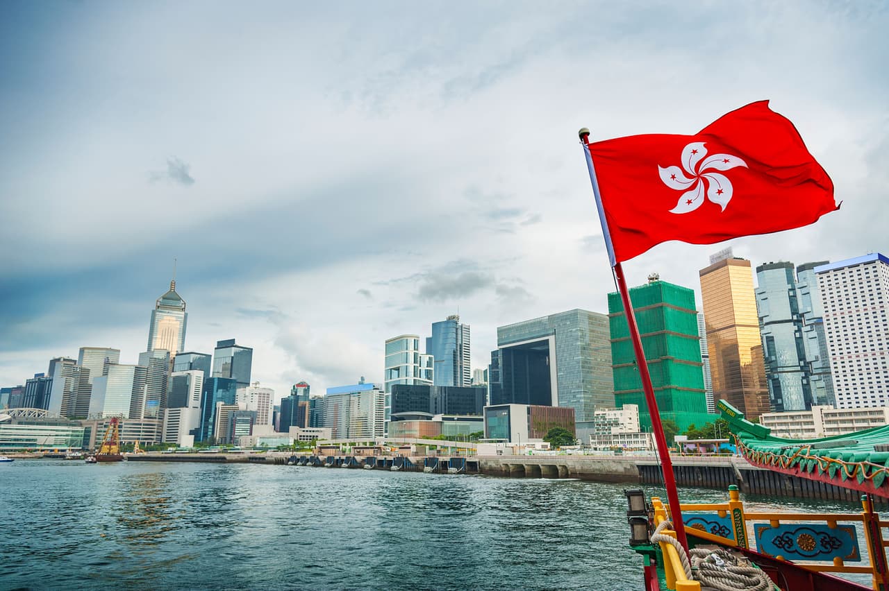 <b>Puesto 5. Hong Kong (región administrativa especial de China)</b>
<br>
<br>
<b>Indice WCOL: 101</b>
<br>
<br>Los precios también han aumentado fuertemente en las categorías ‘recreación’, ‘tabaco’ y ‘cuidado personal’.
<br>
<br>A nivel global, el paquete de cigarrillos aumentó 6.7% en promedio. Los aumentos en los precios de los alimentos han sido más moderados, mientras que el costo de una botella de cerveza apenas ha aumentado desde 2020.
<br>