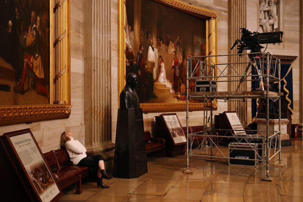 Los organizadores están reestructurando rápidamente los planes. La mayoría de los boletos distribuidos para las secciones exteriores serán ahora "conmemorativos", según un aviso del sargento de armas de la Cámara de Representantes. Aún está por decidirse si los titulares de boletos de las secciones 3 y 4, que habrían estado frente al escenario exterior, podrán acceder al evento.