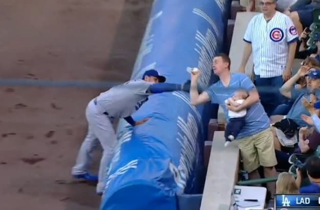 Fanático con bebé en brazos le roba una bola a Adrián González