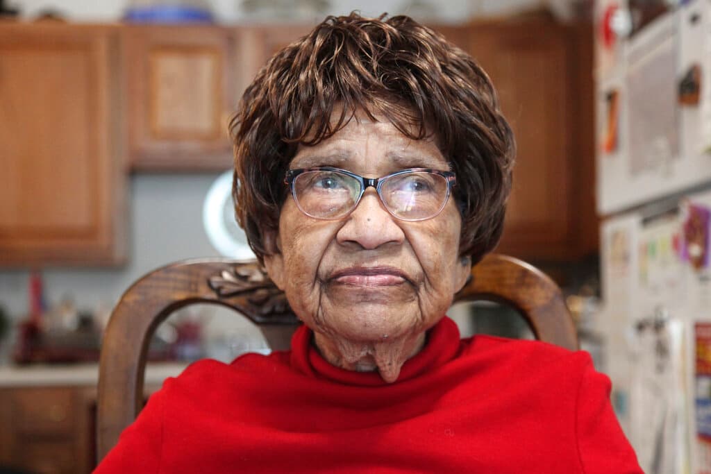 Hannah Carson, de 90 años, habla acerca de la importancia de votar desde su apartamento el viernes 16 de octubre de 2020, en Charlotte, Carolina del Norte. (AP Foto/Sarah Blake Morgan)