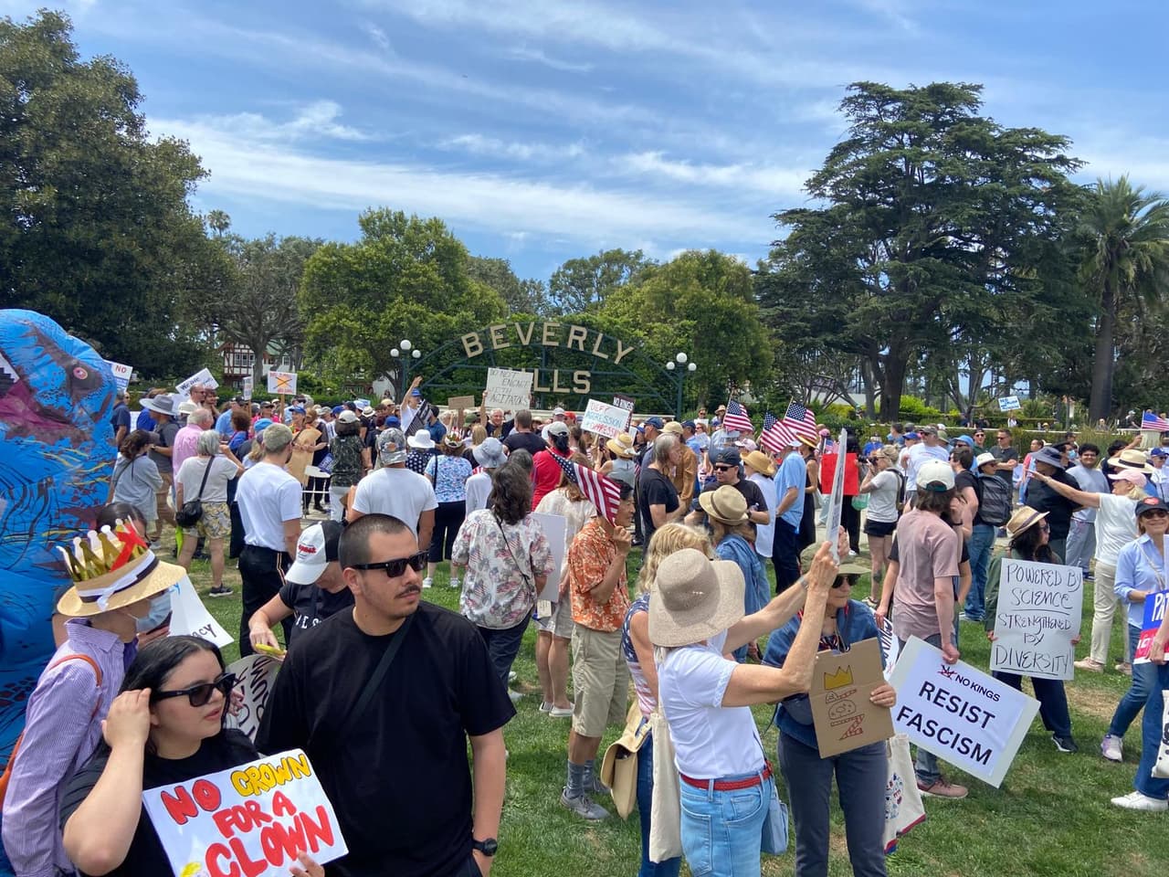 Pasadena fue una de las ciudades con alta participación; grupos de inmigrantes portaron banderas de países latinoamericanos, exigiendo respeto a sus derechos y el cese de las redadas de ICE.