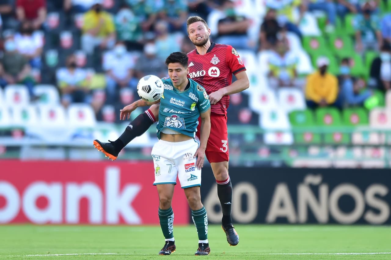 Fernando Navarro adelantó a los locales al minuto 25, pero una falta de concentración hace que Andrés Mosquera empate el encuentro con un lamentable autogol.