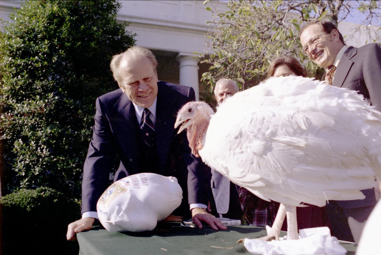 El presidente Gerald Ford con el pavo que perdonó en noviembre de 1975.