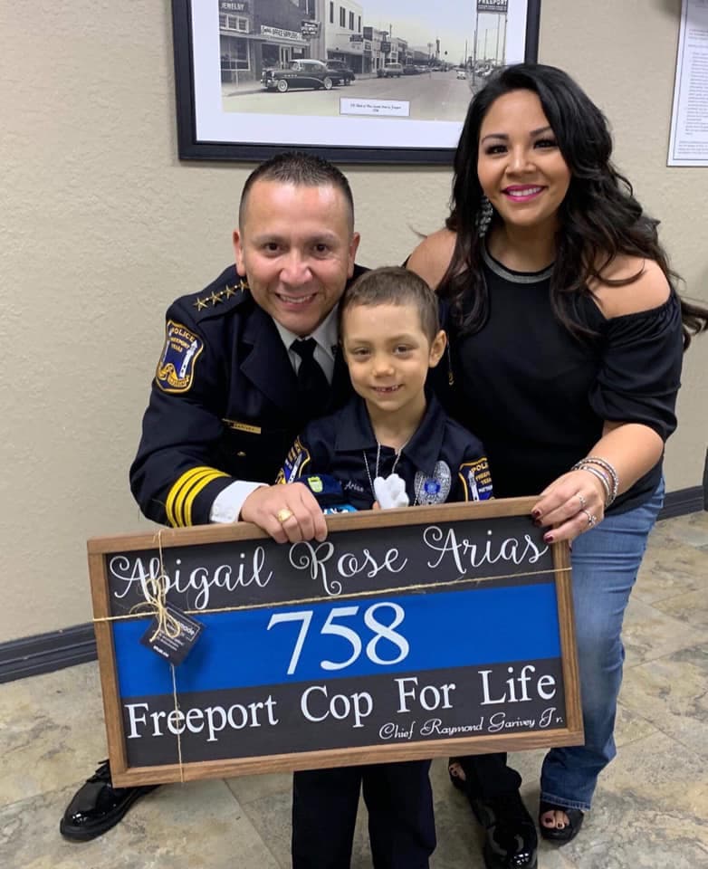 "Felicidades a la nueva agente del Departamento de Policía de Freeport, la honorable Abigail Rose Arias", escribieron en el Facebook de la policía, donde compartieron fotos del nombramiento. "Hoy tomó juramento para seguir combatiendo a los 'tipos malos' hasta que esté libre de cáncer".
