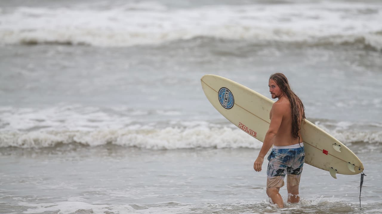 Debido a las órdenes de evacuación, las calles de Galveston lucían desoladas la tarde de este miércoles aunque algunas personas aprovecharon para surfear algunas olas.