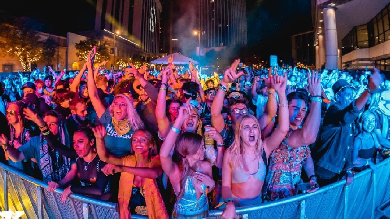 <b>TUCSON</b>
<br>Recibe el 2024 en la mejor fiesta de Año Nuevo de Tucson:
<b>Taco Bell New Year's Eve Downtown Bowl Bash</b>, donde los asistentes podrán disfrutar de música en vivo durante toda la noche, camiones de comida y cerveza.
<br>Más información:
<a href="https://thearizonabowl.com/event/2023-taco-bell-new-years-eve-downtown-bowl-bash/" target="_blank">thearizonabowl.com</a>