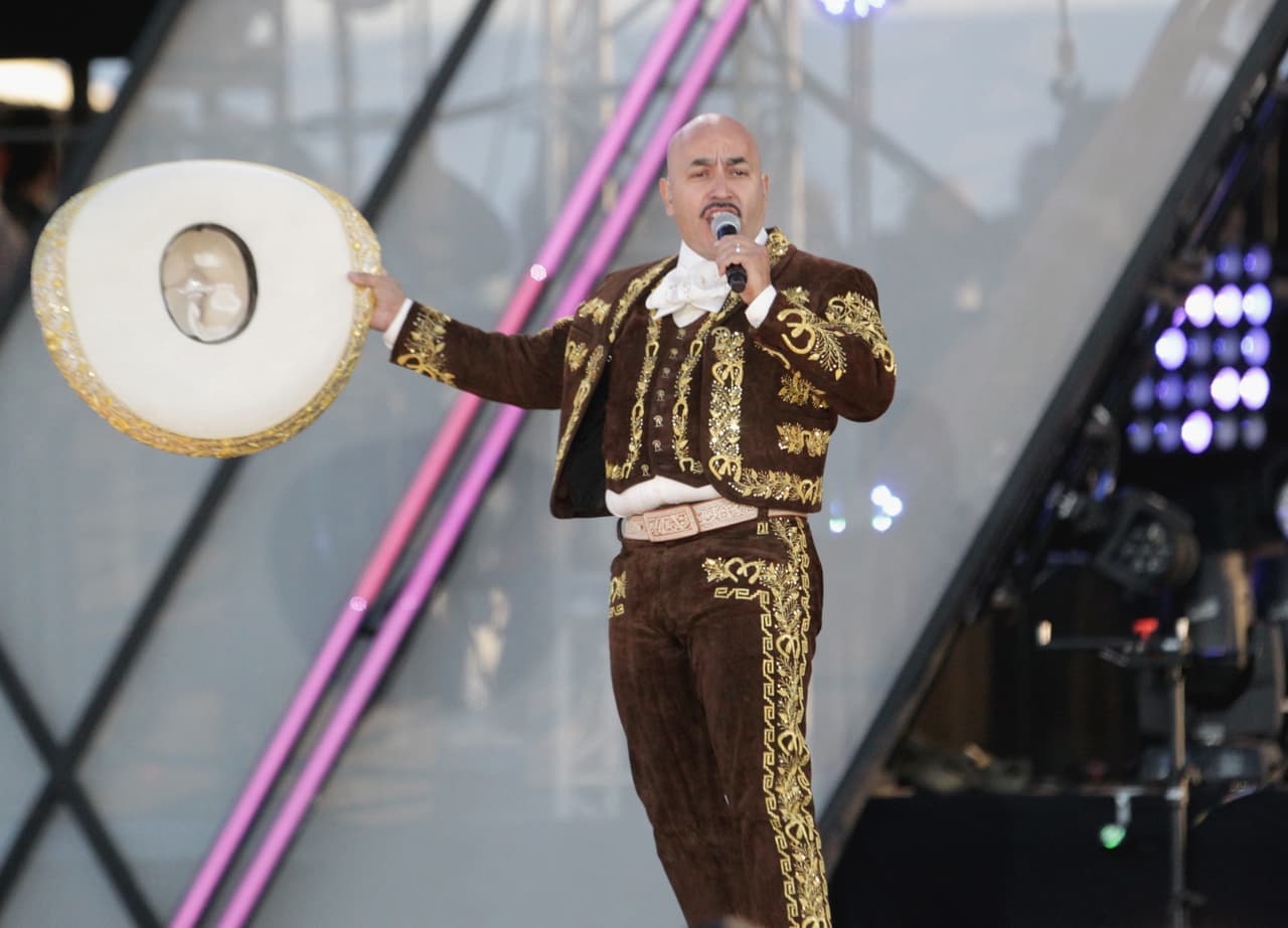 A pesar de todo, Lupillo Rivera aseguró seguir creyendo en el amor: “Es un balance de la vida, la tranquilidad, con amor te dan ganas de salir adelante, lo tienes que buscar, conquistar, proteger y cuidar”.