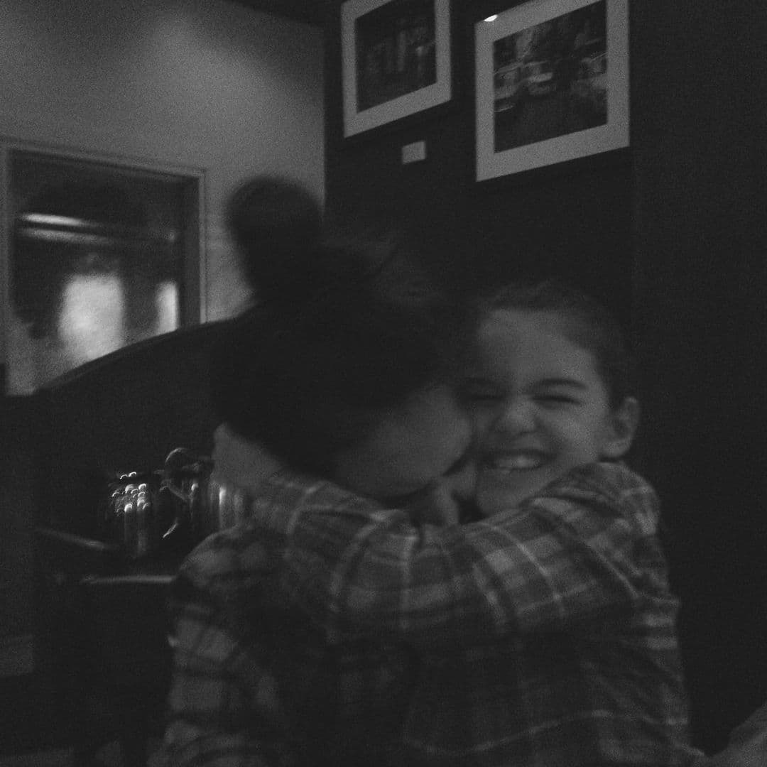 Holmes compartió con sus seguidores tres fotos en blanco y negro de cuando Suri era todavía una niña.