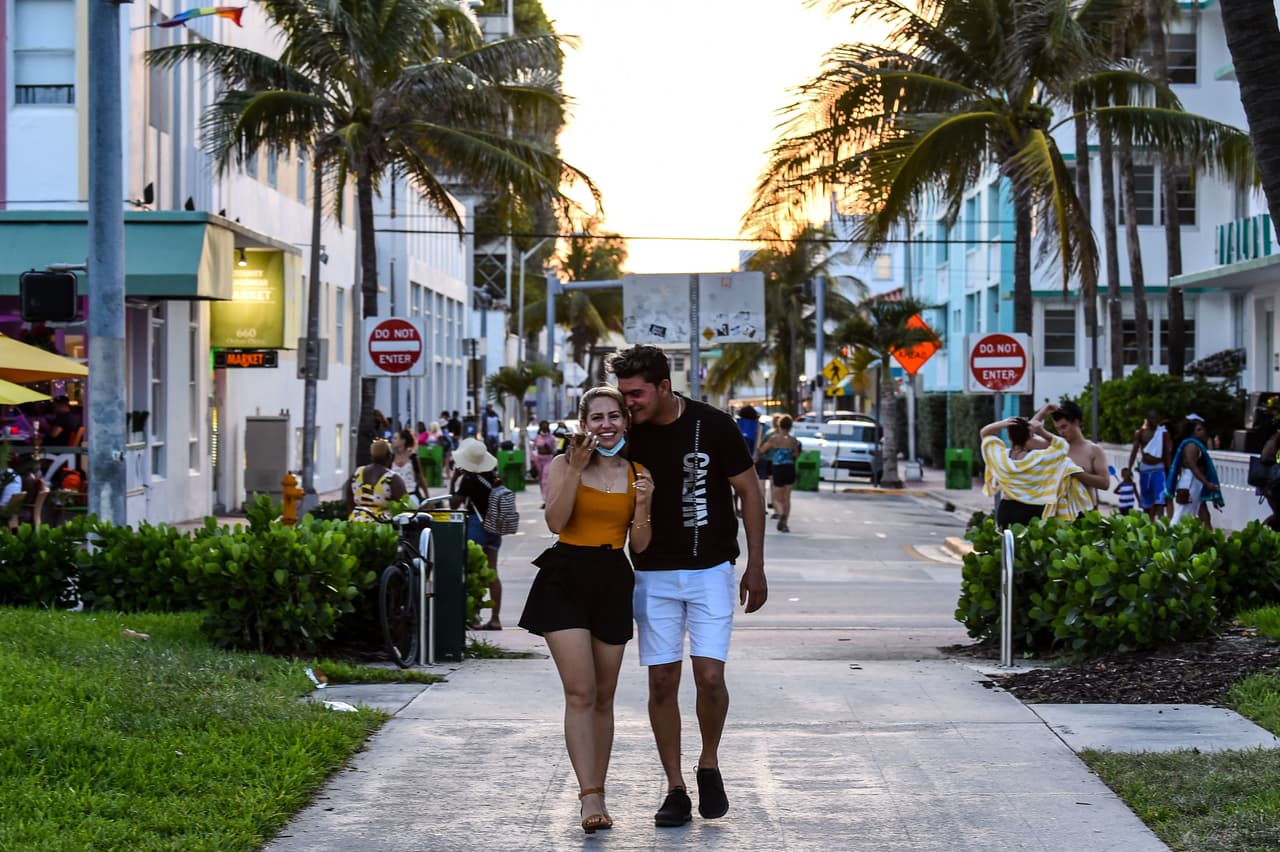 El anuncio hecho por el administrador de la ciudad, Jimmy Morales, amplía la hora de toque de queda en el distrito de entretenimiento, desde las 8:00 pm hasta las 6:00 am.