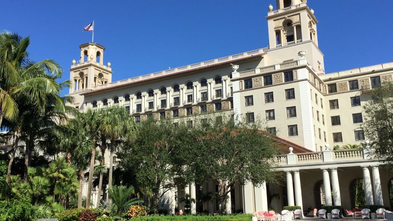 Esta es la fachada del lujoso resort The Breakers en West Palm Beach, lugar que albergó a más de 400 invitados.