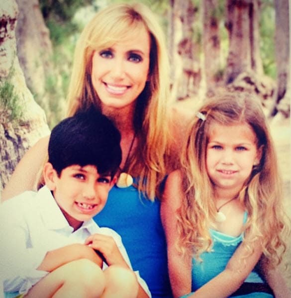 <b>Lili Estefan </b>es otra
<a href="https://www.univision.com/entretenimiento/cultura-pop/famosos-mexicanos-que-volvieron-a-nacer-en-sus-hijos-se-parecen-mucho">famosa con hijos tan parecidos a ella</a> que parecen clones o hermanos. La conductora es madre de dos: Lorenzo Jr. y Lina.