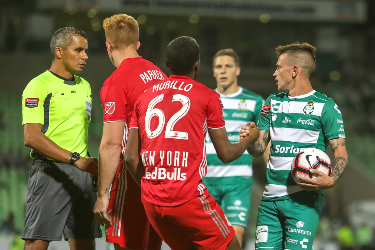 La frustración seguía apilándose para los locales pues ni un golpe de suerte ni un cambio en el andar en el partido se estaba suscitando.