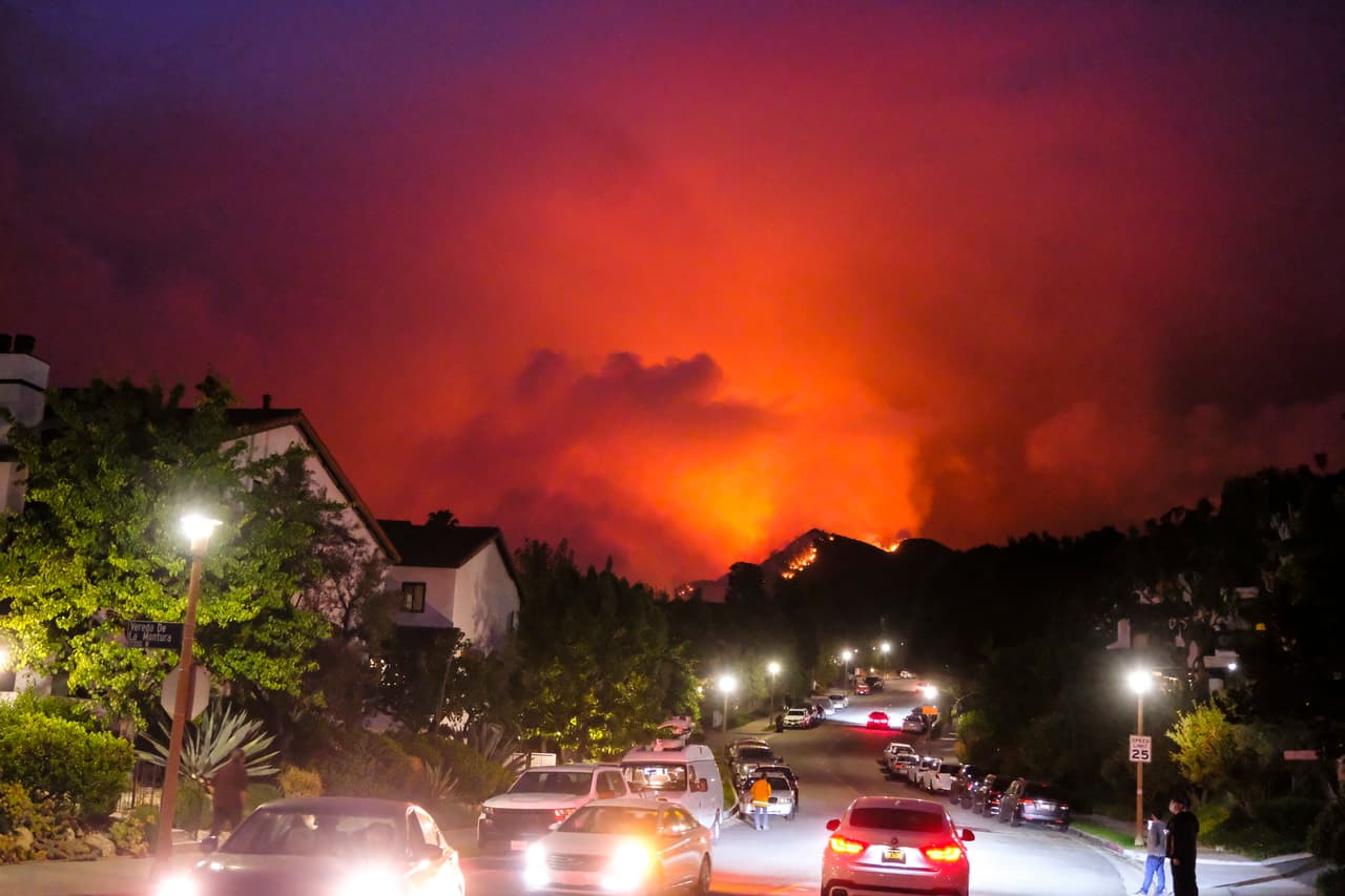 Topanga Canyon es una comunidad remota y boscosa en la que se ubican algunos ranchos y se encuentra 20 millas (unos 32 kilómetros) al oeste del centro de Los Ángeles, en los límites con Malibú.