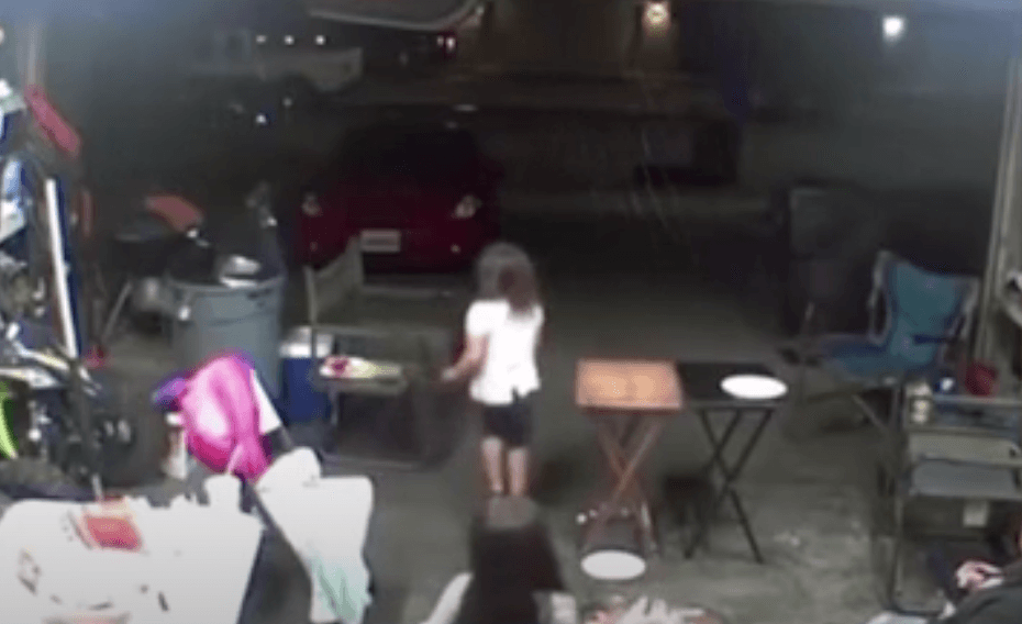 En las imágenes se ve a la mamá junto a sus dos hijas de cinco y seis compartiendo en el garaje de la casa.