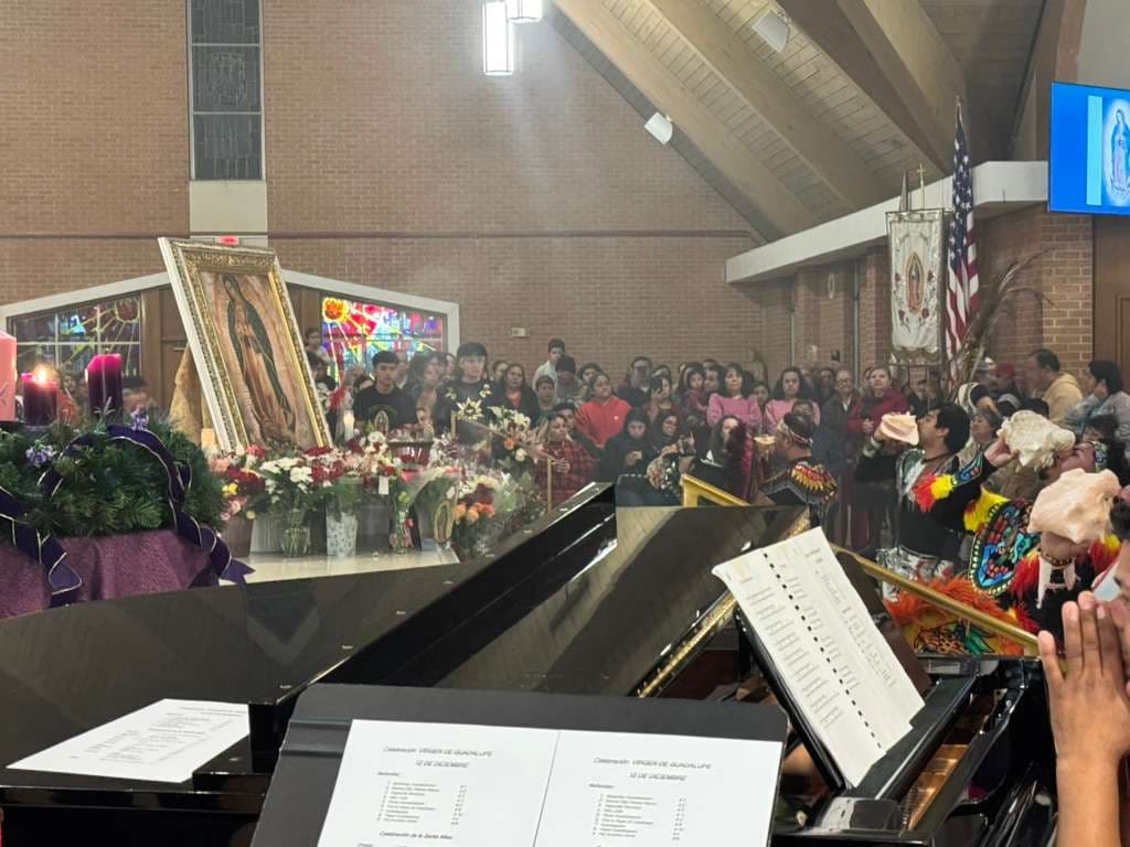 Los templos esperan gran participación de familias
<b>hispanas que tradicionalmente asisten con flores, velas y trajes típicos.</b>