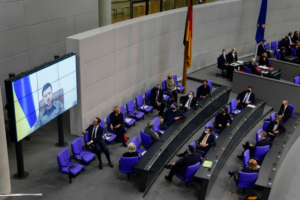 Miembros del gobierno y el parlamento alemán escuchan la intervención de Zelensky este jueves.