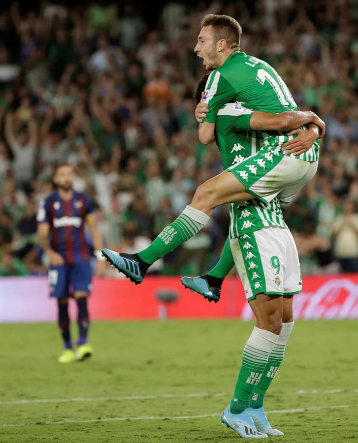 El fichaje de Lainez costó 14 millones de euros, convirtiéndose en el tercer fichaje más alto en la historia del Betis.