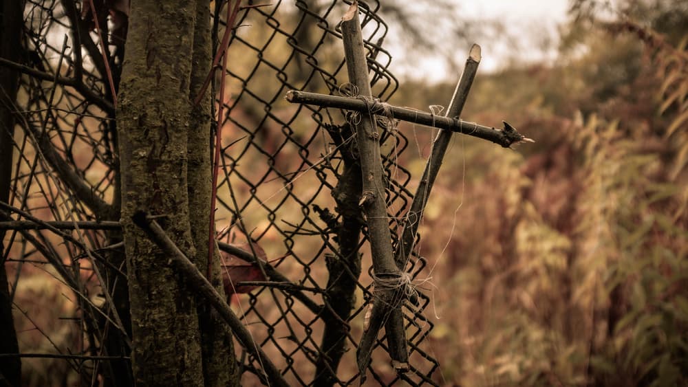 Existen otros casos como usar madera u otros materiales para crear pequeñas figuras, amarradas también con fibras, hilos y estambres, que podían crear representaciones humanas y crearlas para su uso en rituales, hechizos o también para su propia protección, como por ejemplo, evitar que otros hicieran daño a su familia o al aquelarre.