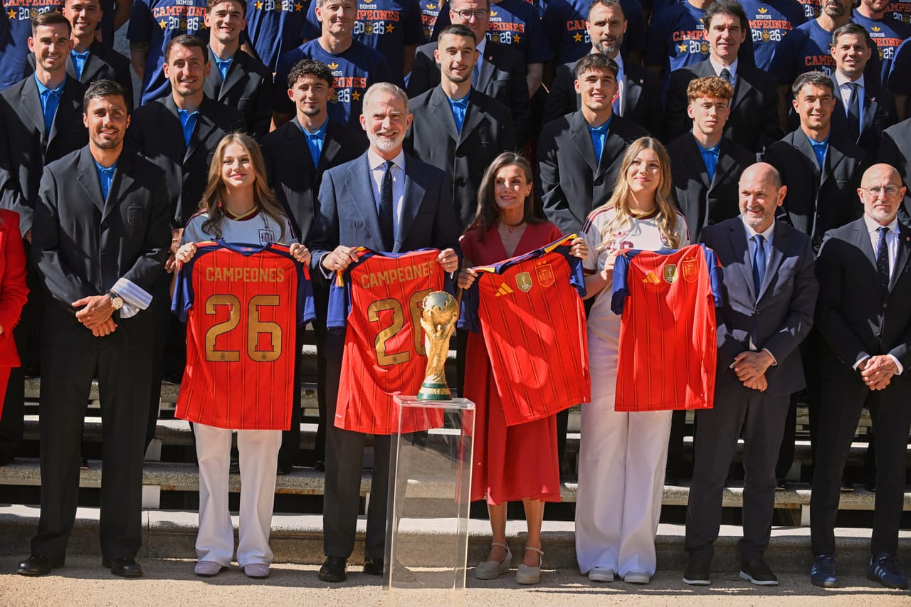 El rey de España Felipe VI y la reina Letizia, acompañados de la princesa Leonor y la infanta Sofía posan con los jugadores de la selección española en el Palacio de Zarzuela el lunes 20 de julio del 2026.