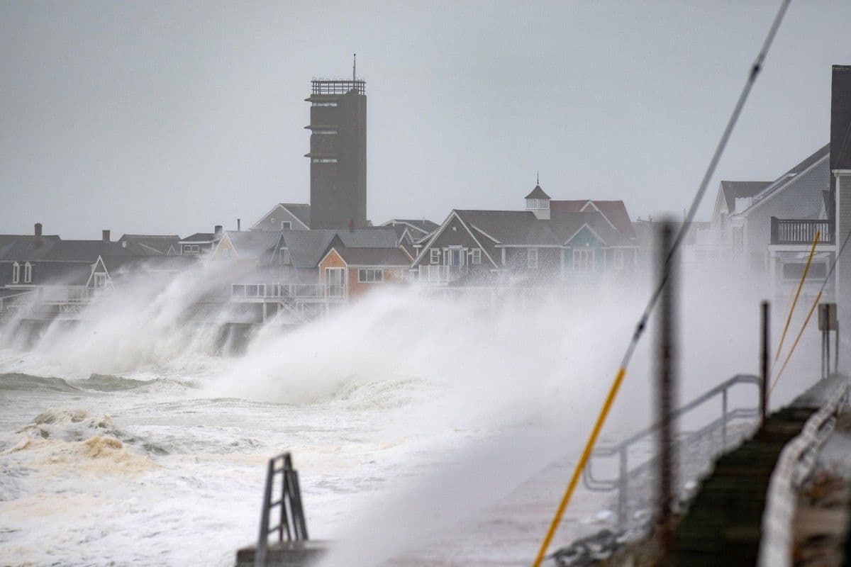 Las olas azotan la costa mientras sube la marea durante una tormenta Nor'Easter en Scituate, Massachusetts, el 26 de septiembre de 2026.