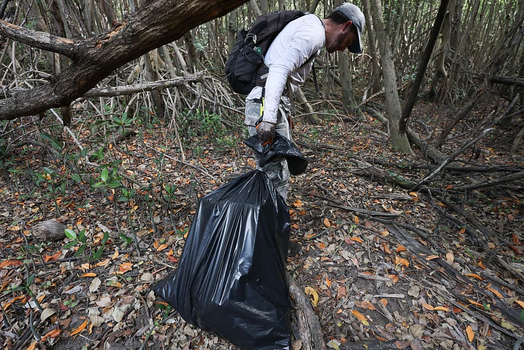 Otazo usa bolsas con capacidad para almacenar 50 libras de basura.
<br>