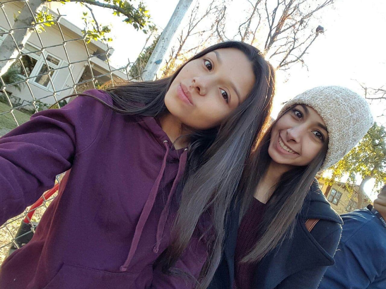 Victoria Barrios (izquierda) y su hermana mayor Valerie.