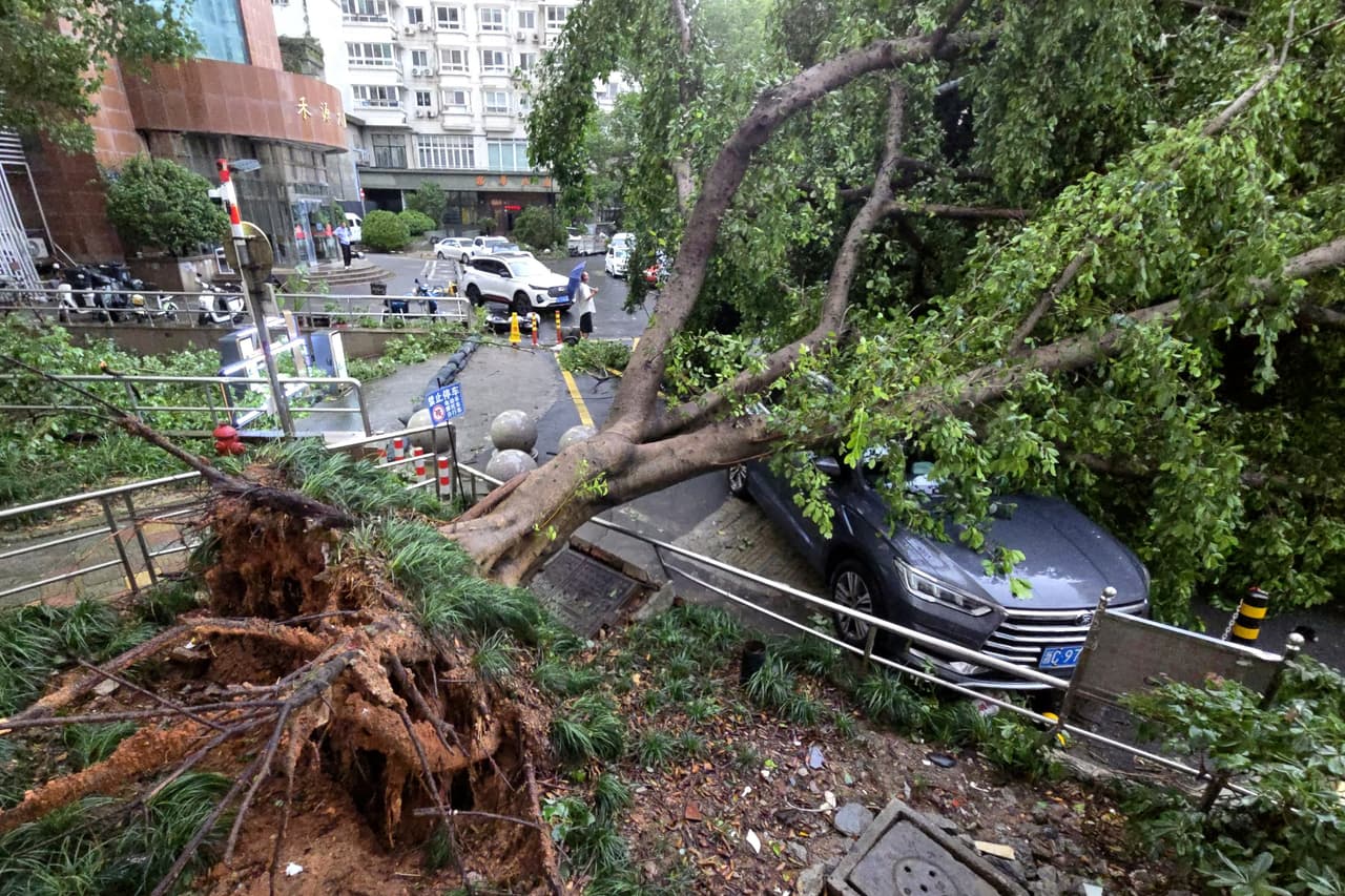 Más de un millón de personas se vieron afectadas por las fuertes lluvias monzónicas y las inundaciones, incluidas unas 98.000 que fueron desplazadas de sus hogares. Unas 58.000 de las personas desplazadas evacuaron a unos 642 refugios de emergencia administrados por el gobierno, dijo Laurence Mina, de la Oficina de Defensa Civil del gobierno.