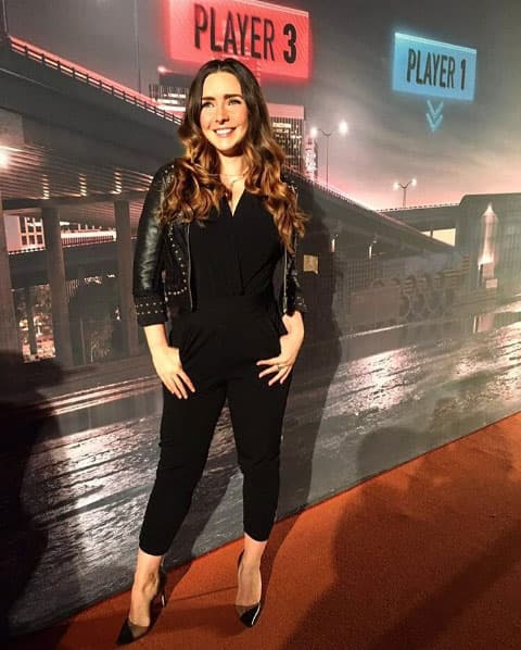 Pues esta hermosa mujer nos ha engañado con esos enormes tacones que usa, porque no mide más de 1.63 metros.