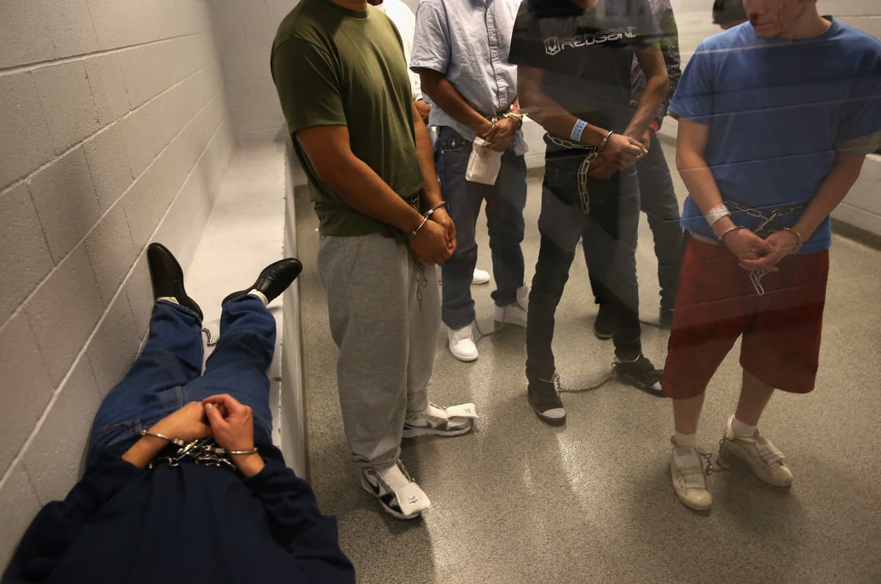 Si tu pregunta es
<b>¿qué debo hacer si mi familiar ha desaparecido al cruzar la frontera?</b>, lo primero que debes hacer es llamar a tu consulado. En el caso de que seas mexicano, puedes comunicarte con el centro de llamadas establecido por el gobierno de México en EEUU:
<a href="https://www.gob.mx/ciam" target="_blank">Centro de Información y Asistencia para Mexicanos.</a>