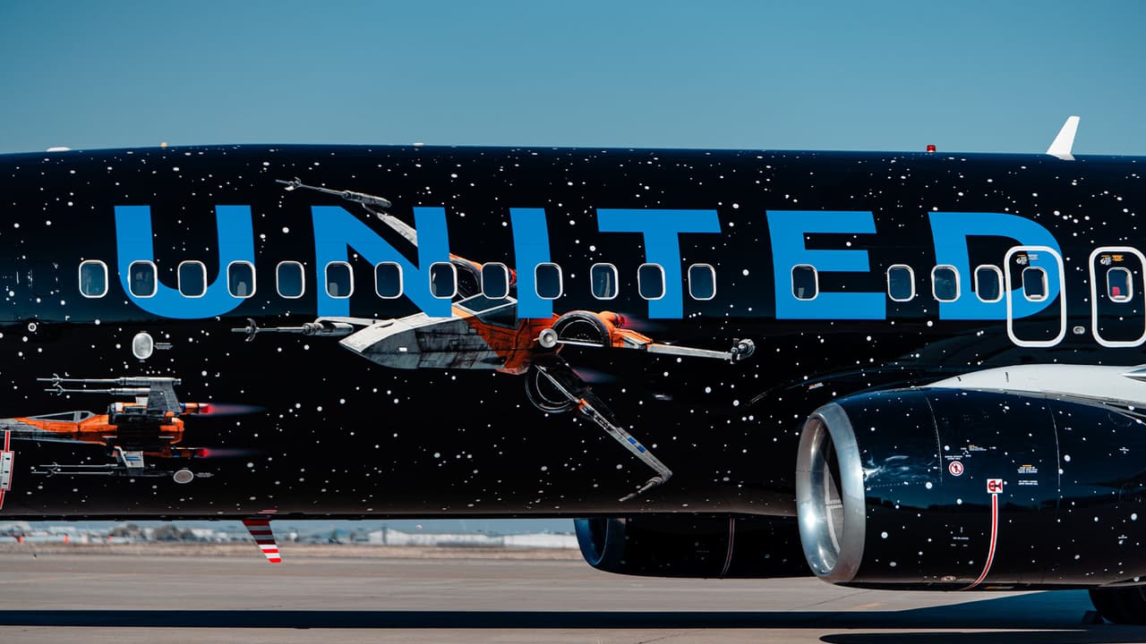 Se colocaron dos naves espaciales más pequeñas en los bordes superior e inferior del fuselaje para reforzar la perspectiva.